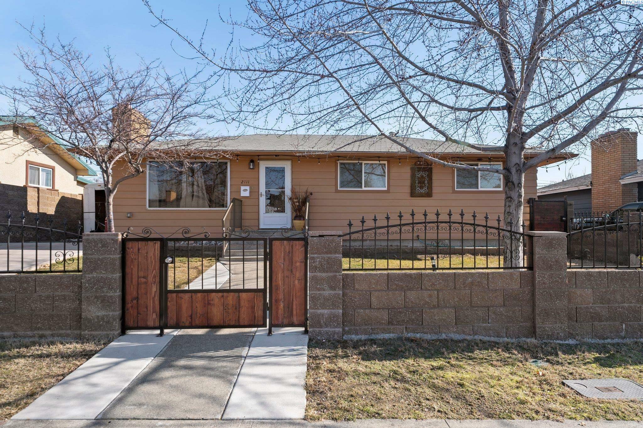 Property Photo: 2111 N 18th Ave WA 99301
