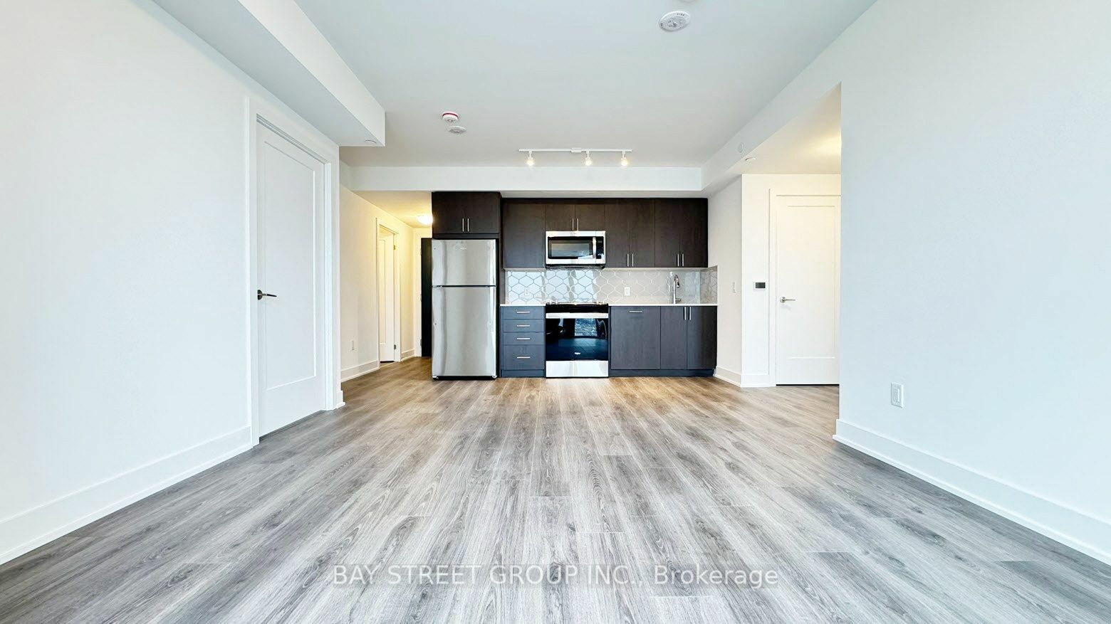 Property Photo:  2545 Simcoe St N 1606  ON L1L 1C6 