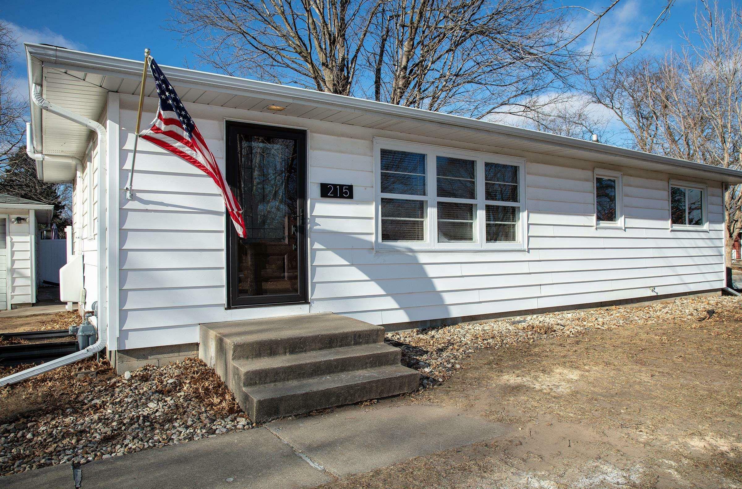 Property Photo:  215 18th St NW  IA 50677 