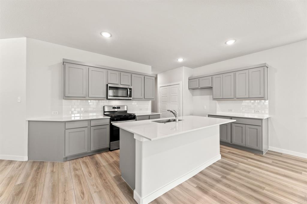 Property Photo: 1102 Butterfly Dale TX 75173