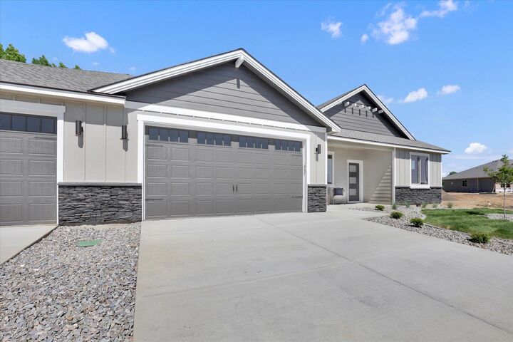 Property Photo:  1109 - Unit 16 N Country Club Dr Unit 16  WA 99006 