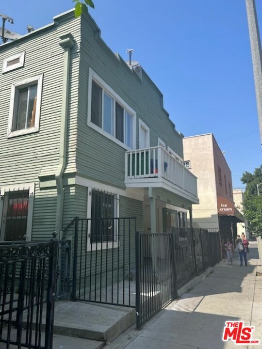 Property Photo:  1137  S Union Ave  CA 90015 