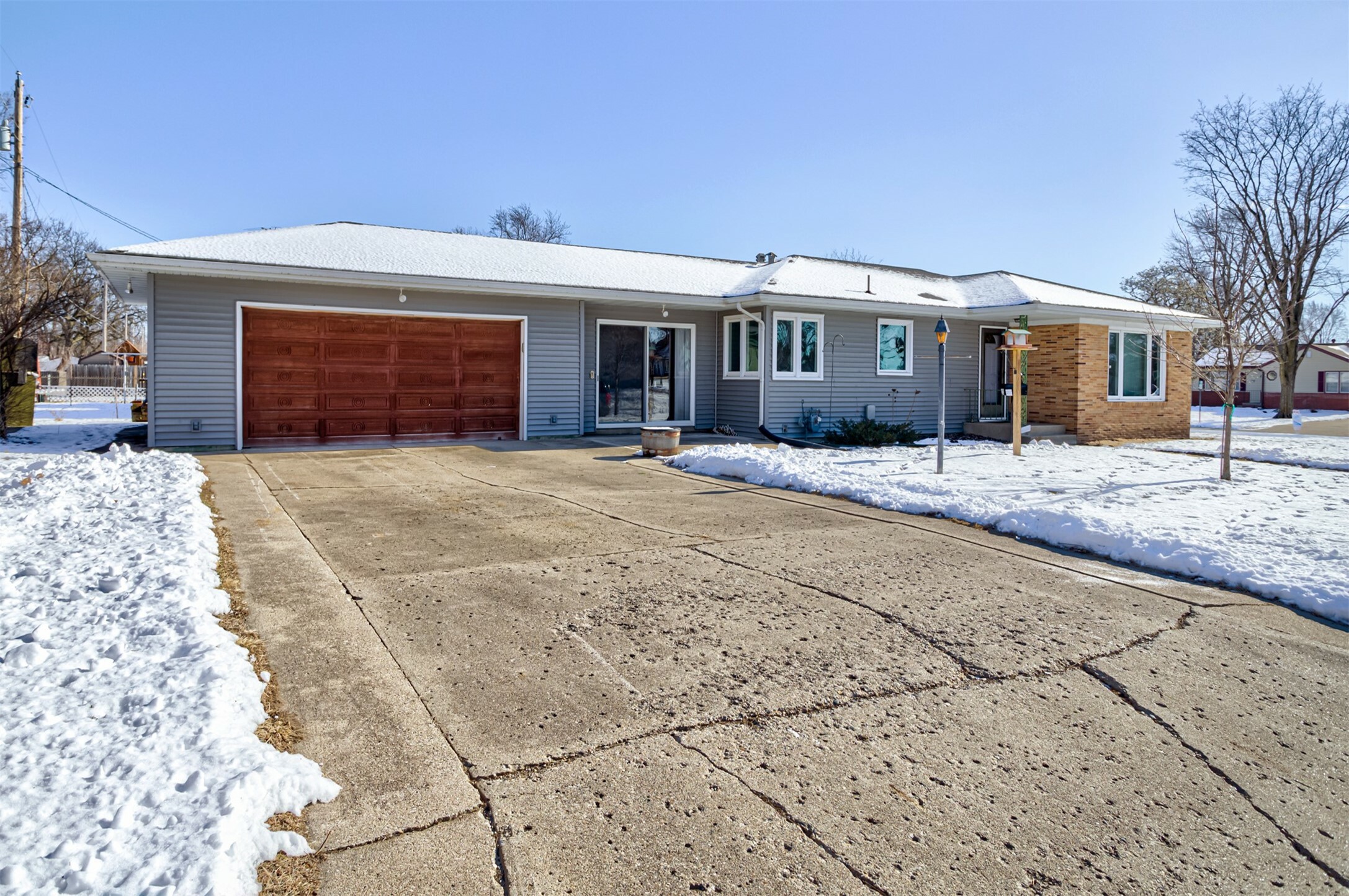 Property Photo:  328 S Benton Street  IA 50036 