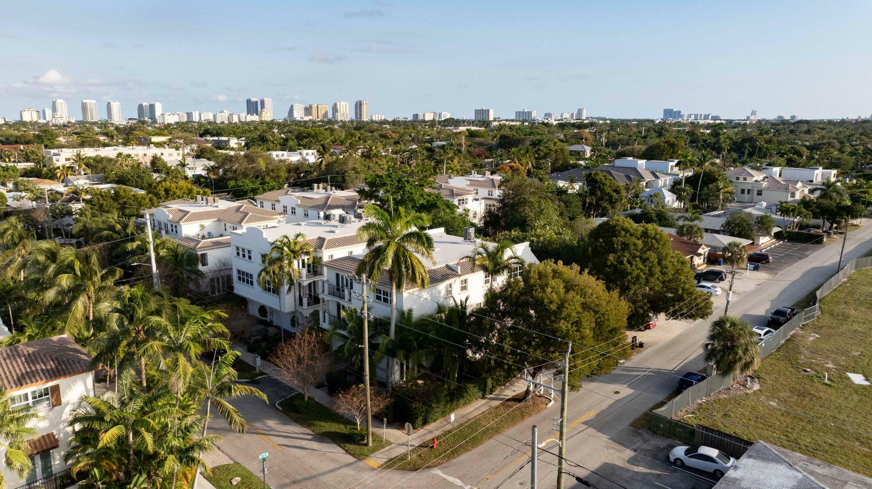 Property Photo:  852 NE 16th Avenue  FL 33304 