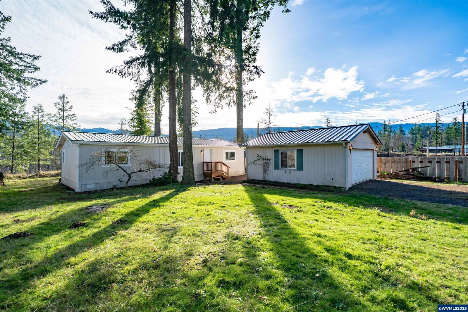 Property Photo: 215 Dogwood Dr OR 97346