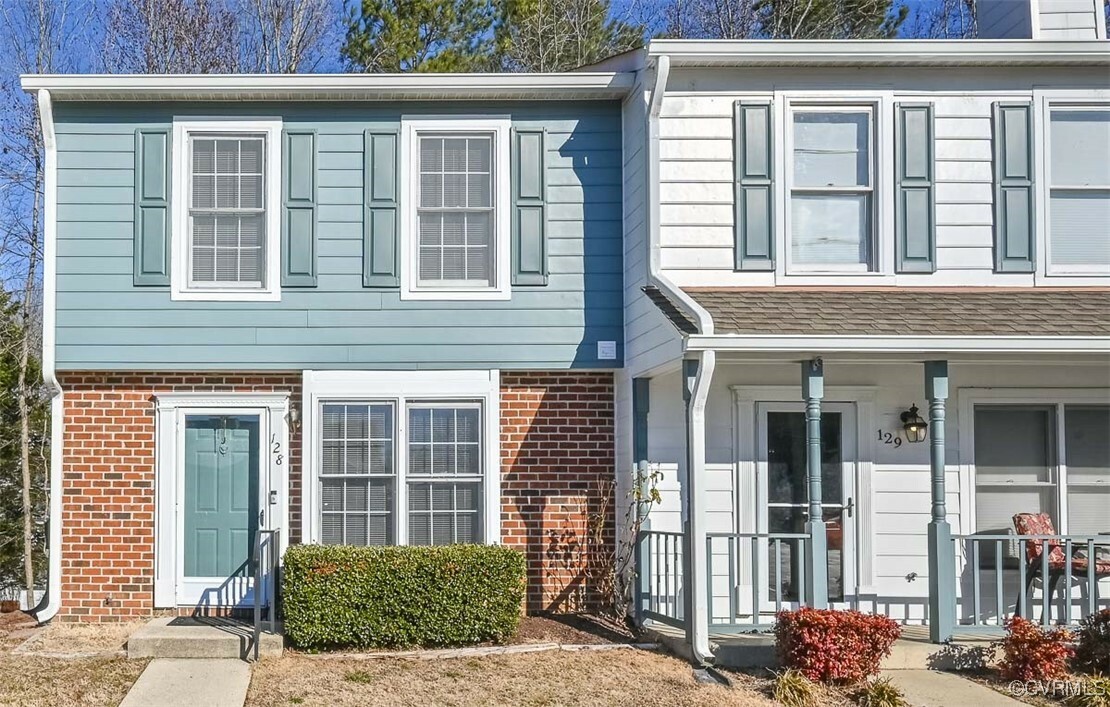 Property Photo:  128 Arlington Square  VA 23005 