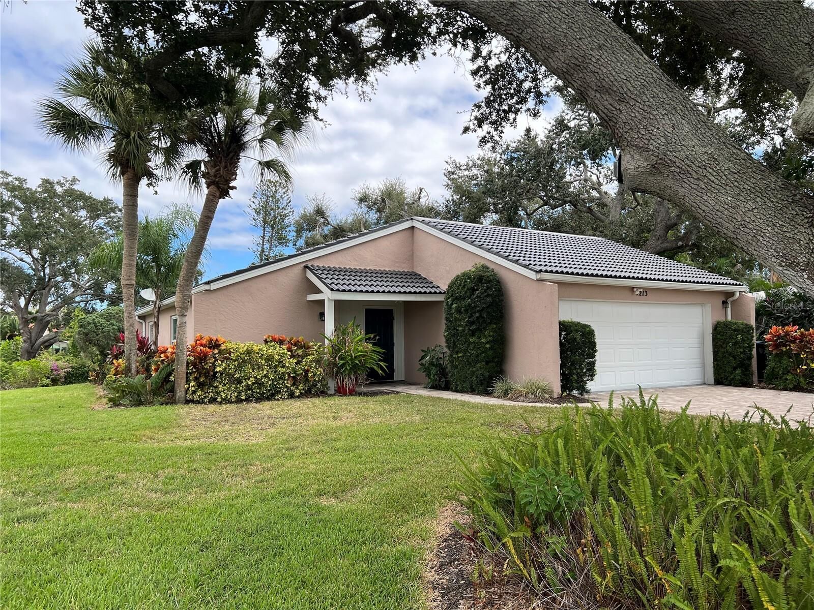 Property Photo:  7213 Las Casas Drive  FL 34243 