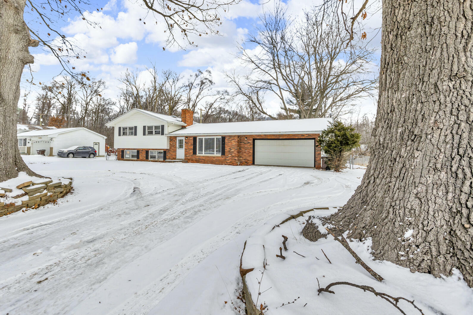 Property Photo:  627 Robinson Road  MI 49203 