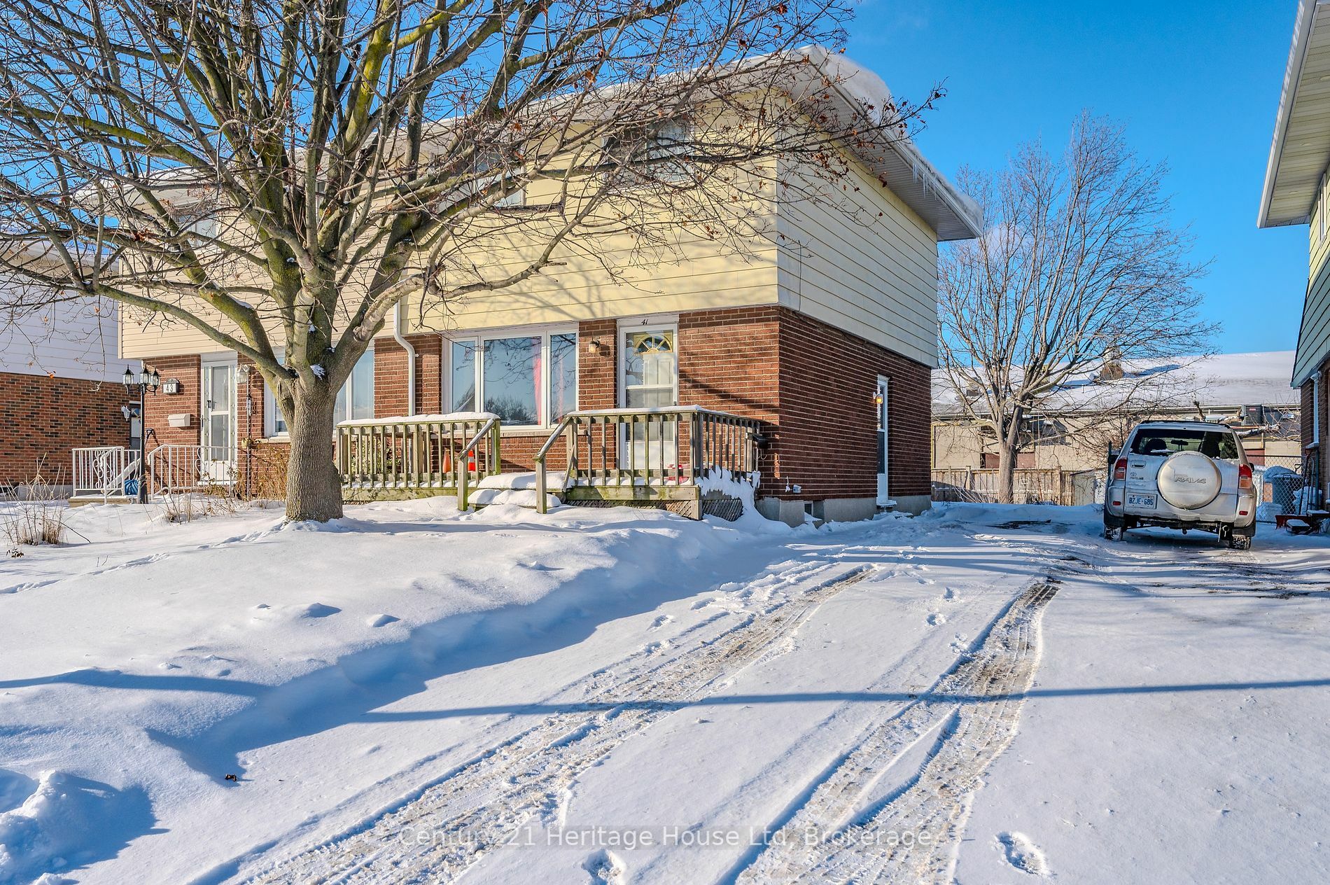 Property Photo:  41 Roberts Cres  ON N2E 1A6 