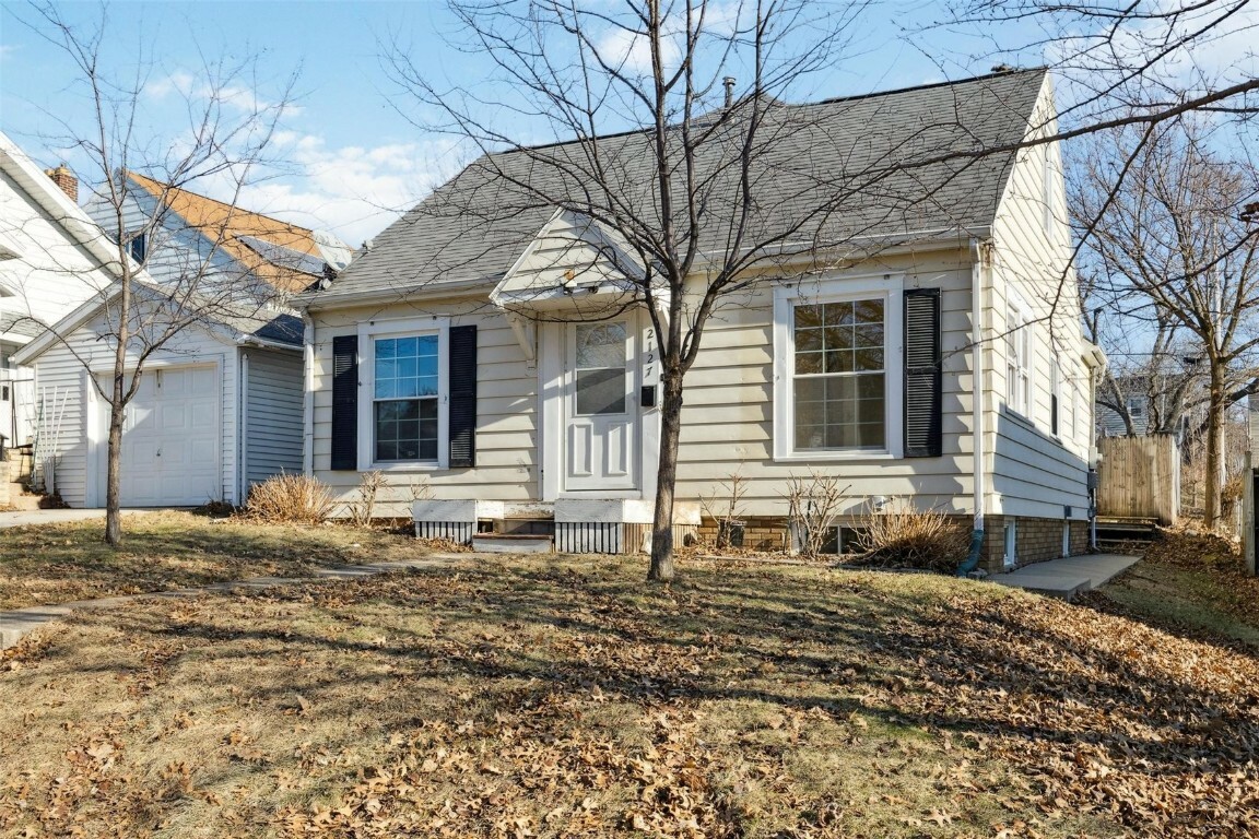 Property Photo:  2127 E Avenue NE  IA 52402 