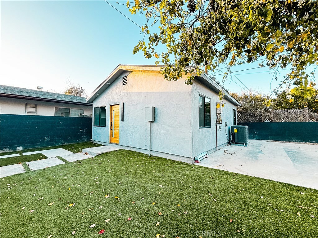 Property Photo:  13933 W Valerio Street  CA 91405 