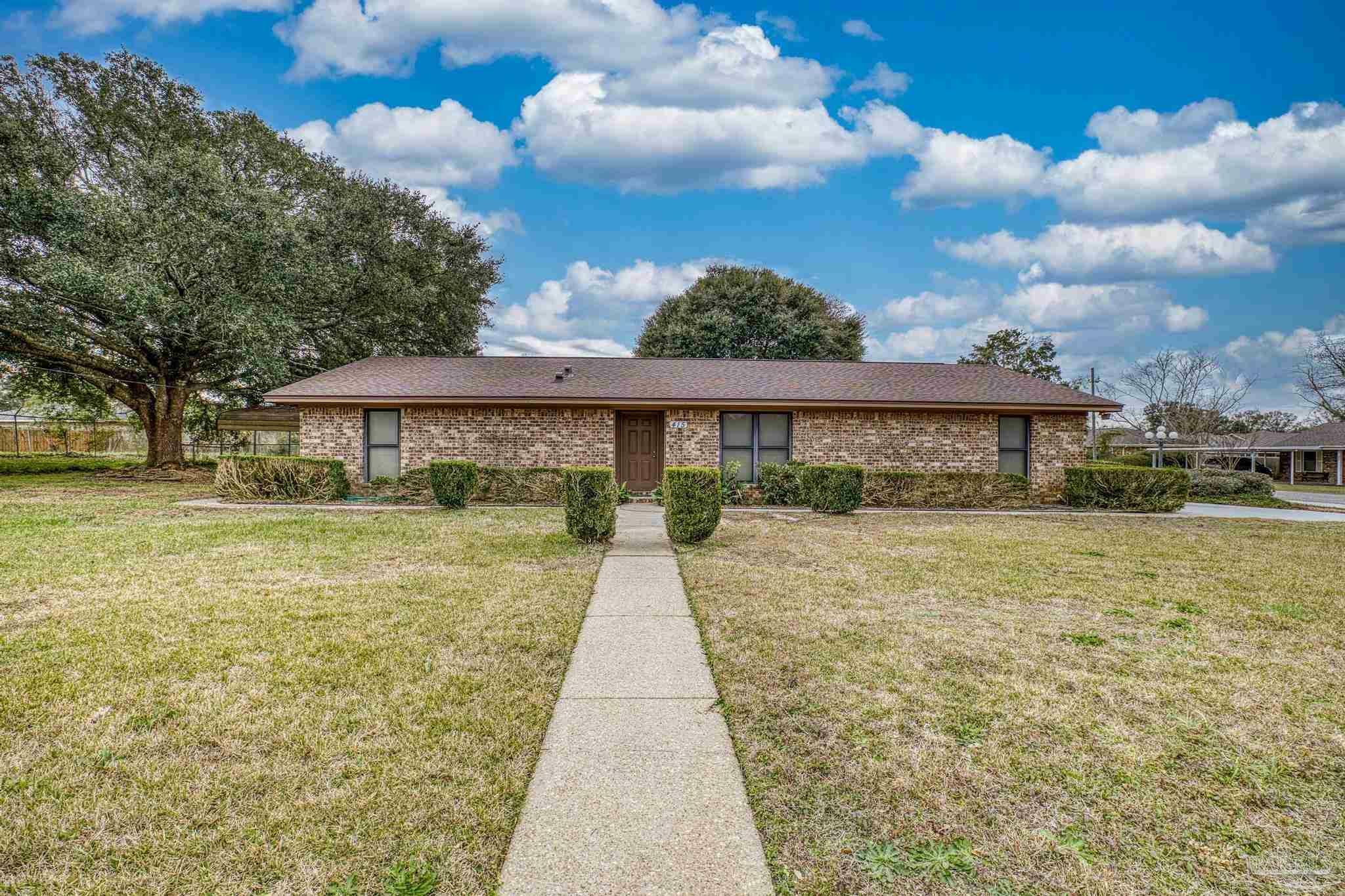 Property Photo: 415 Kingsfield Dr FL 32533