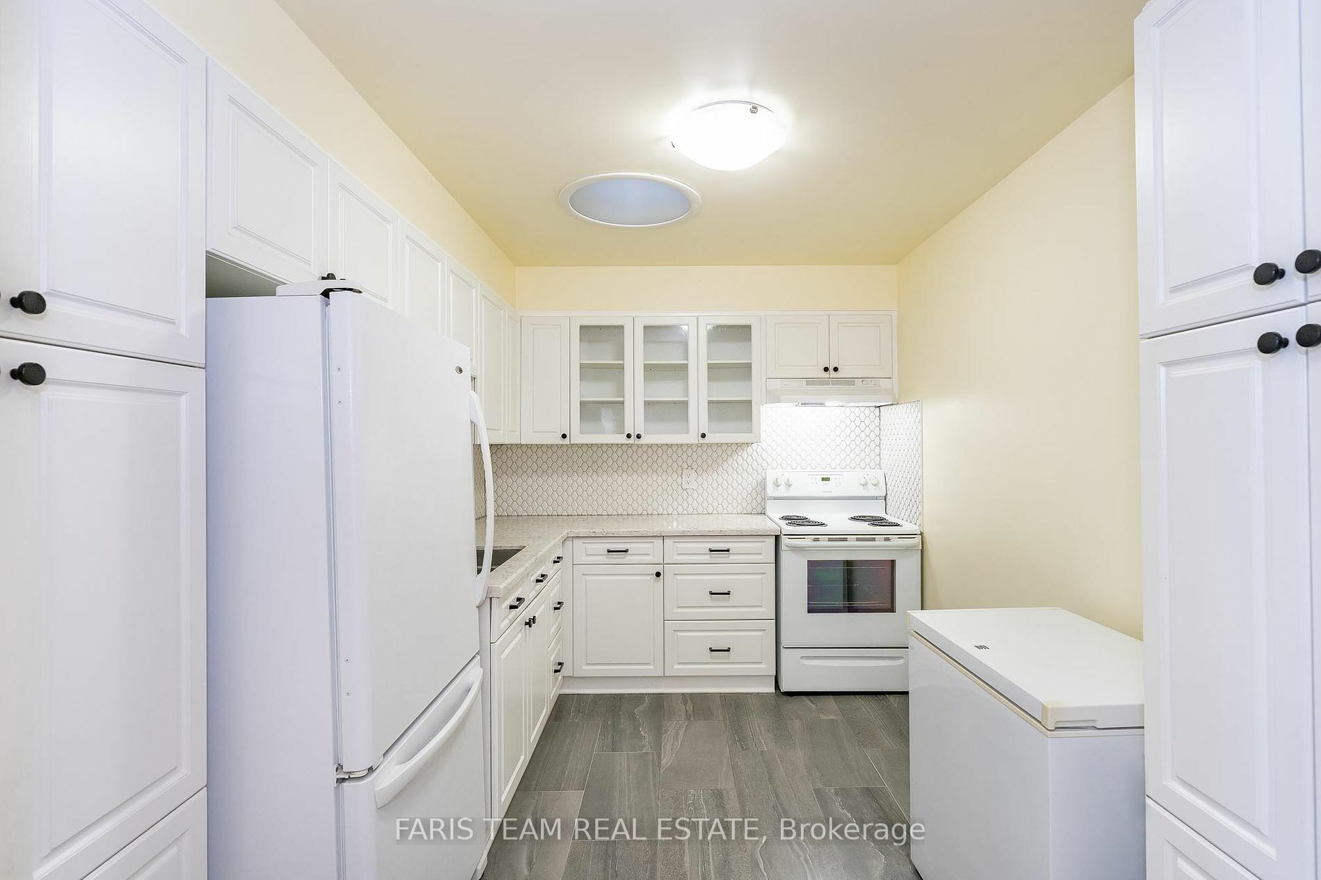 Property Photo:  696 King St 102  ON L4R 5B7 