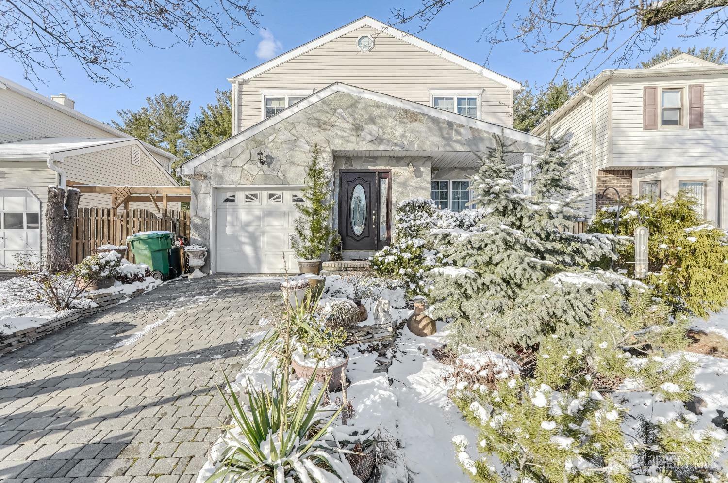 Property Photo:  5 Senna Drive  NJ 08859 