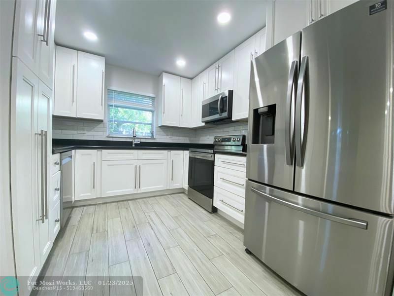 Property Photo:  624 NE 10th Ave 2  FL 33304 