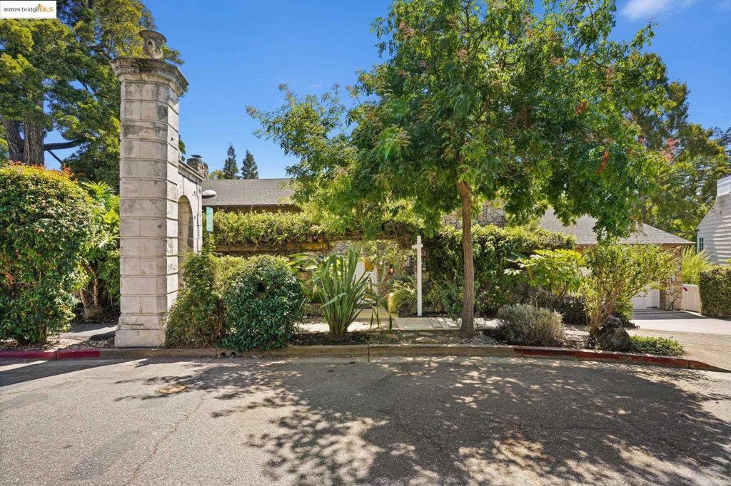 Property Photo: 331 Saint James Dr CA 94611
