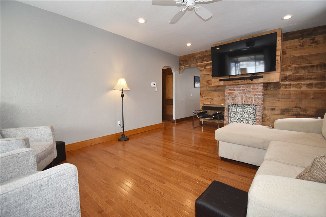 Property Photo:  925 Chestnut Ave  PA 15234 