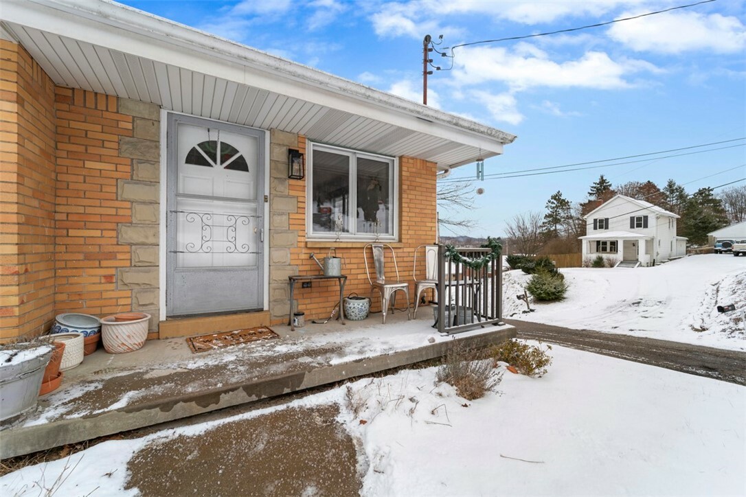 Property Photo:  2425 Stratford Ave  PA 15108 