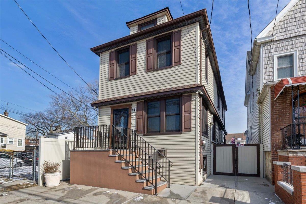 Property Photo:  1444 Gillespie Avenue  NY 10461 