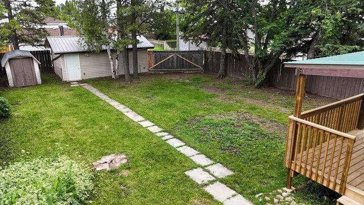Photo de la propriété:  4927 10 Avenue  AB T7E 1E6 