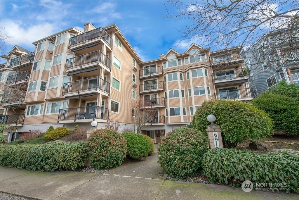 Property Photo:  6910  California Avenue SW 33  WA 98136 