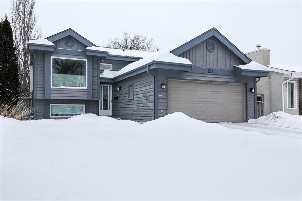 Property Photo:  211 Queensbury Bay  MB R2N 3G4 