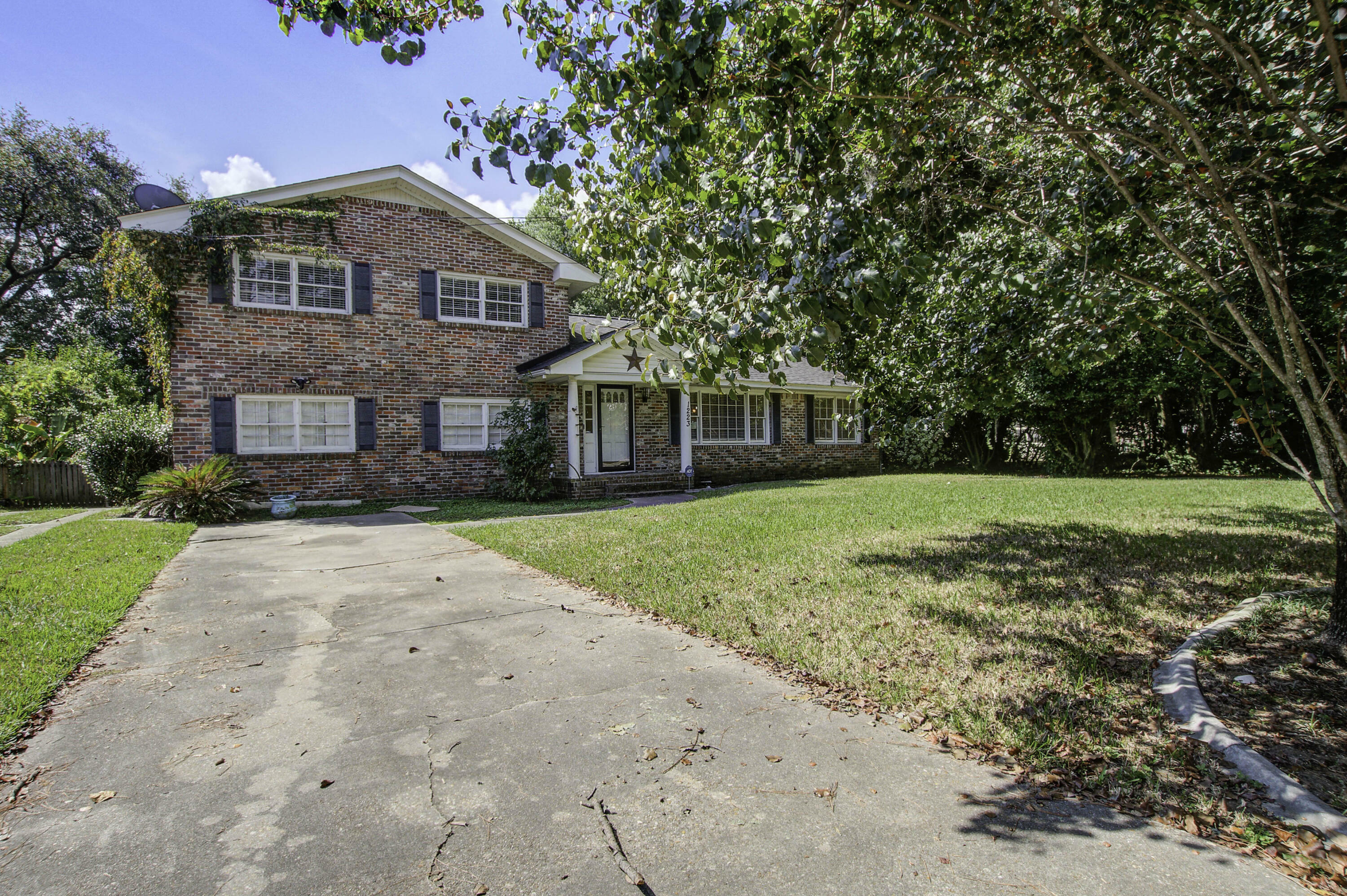 Property Photo: 1223 Charlestowne Drive SC 29407