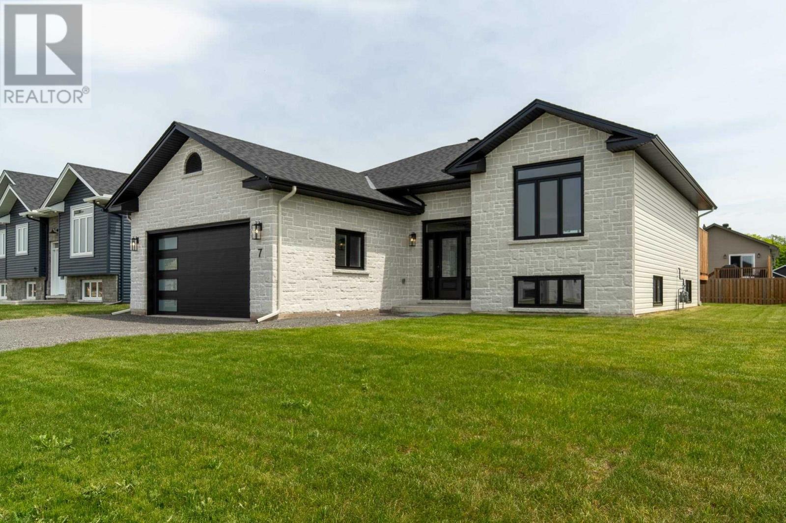 Property Photo:  7 Noah Dr  ON P6C 6E6 