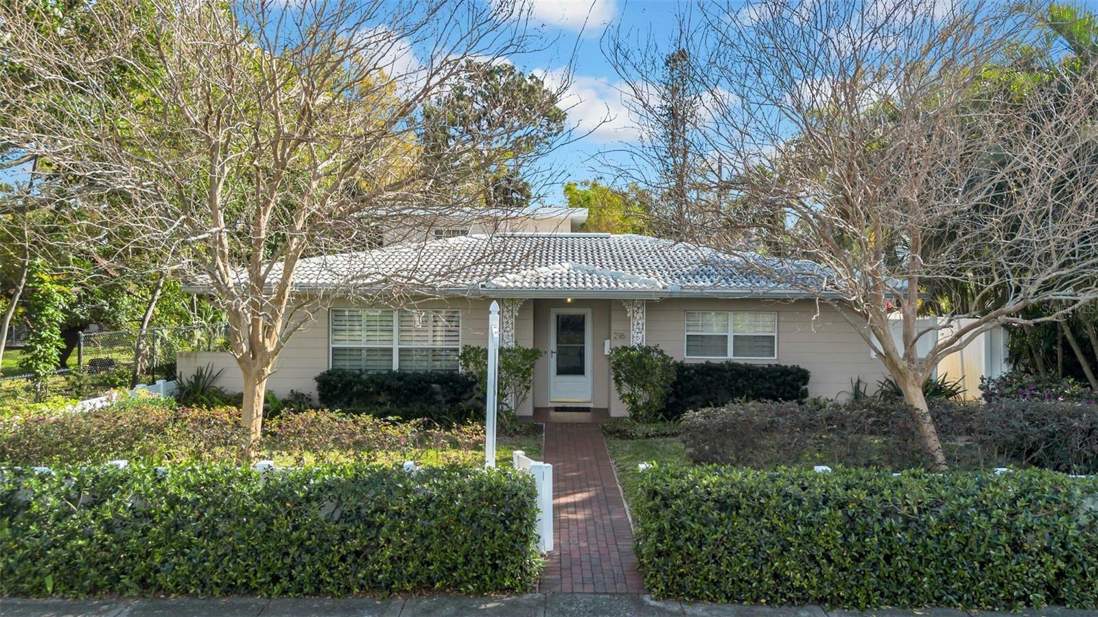 Property Photo: 216 21st Avenue NE FL 33704
