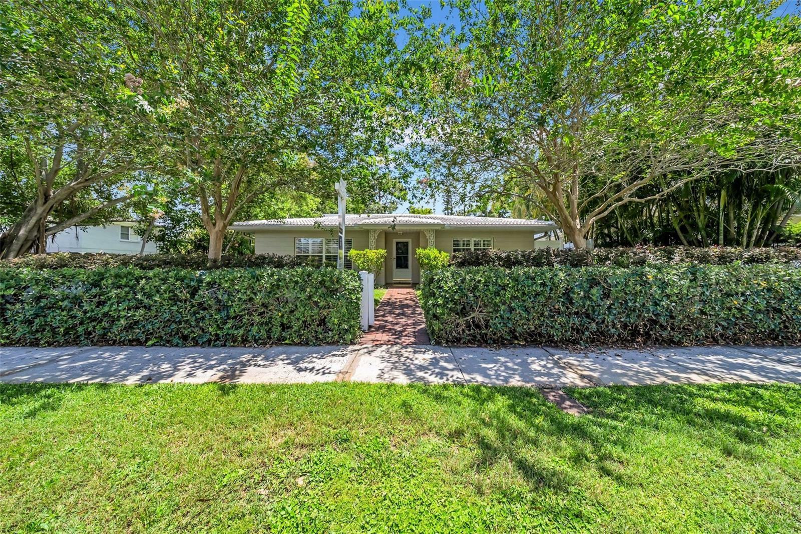 Property Photo: 216 21st Avenue NE FL 33704