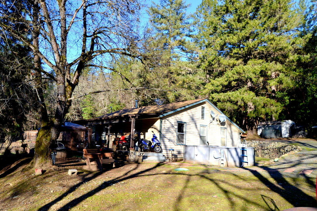 Property Photo:  4860 N River Road  OR 97525 