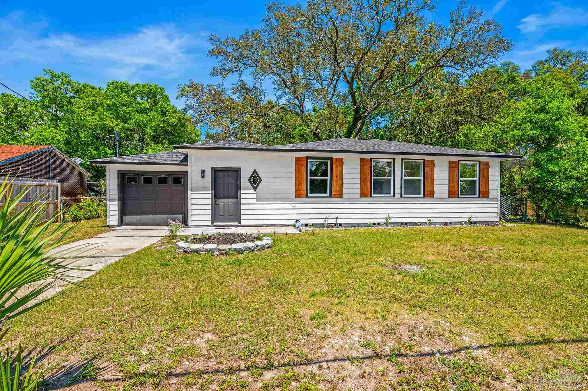 Property Photo: 6 Rue Max St FL 32507