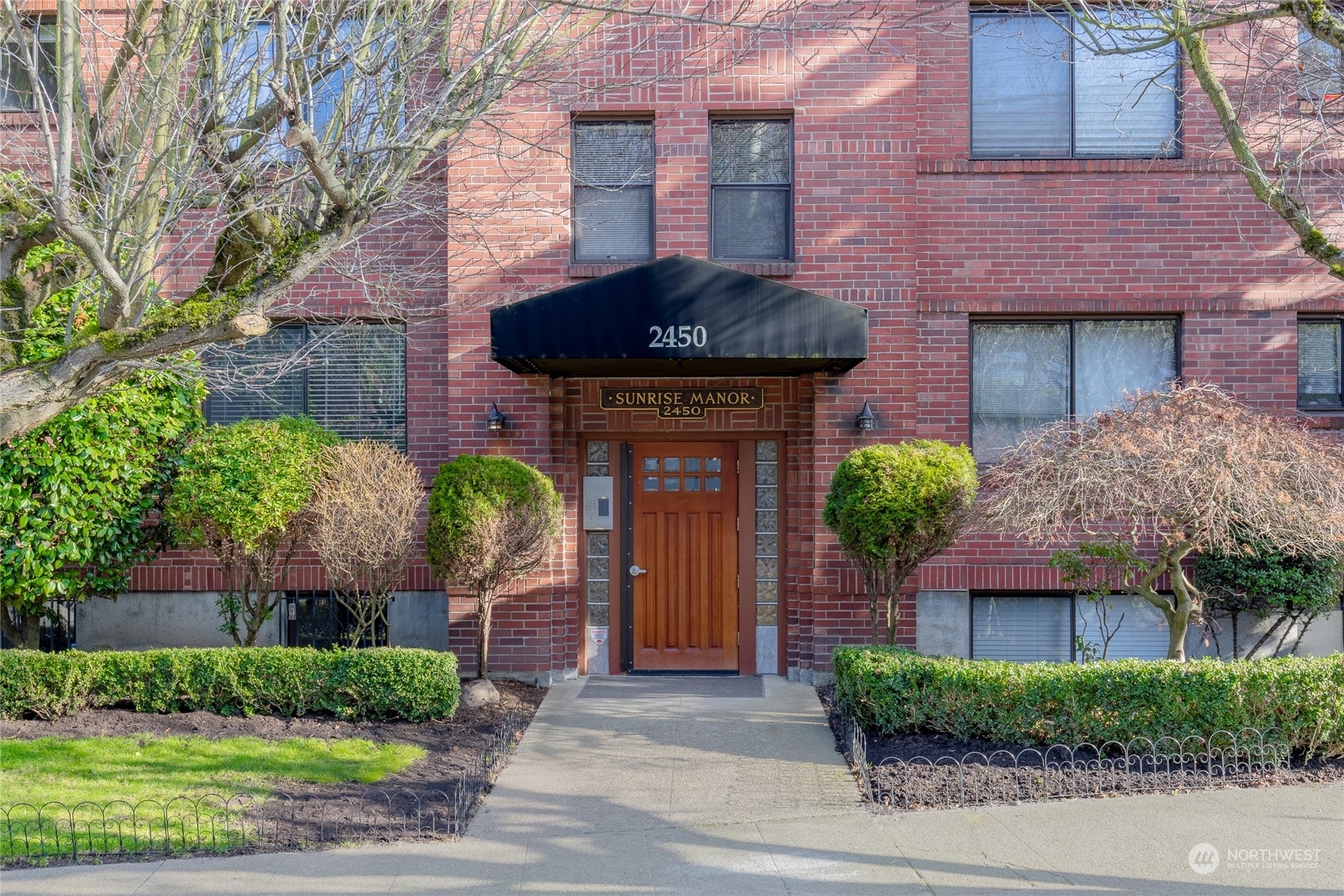 Property Photo: 2450 Dexter Avenue N 102 WA 98109