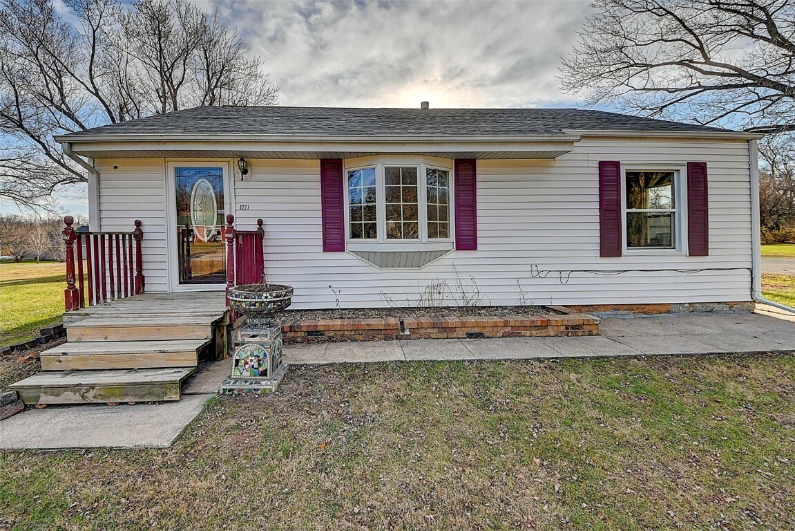 Property Photo:  1227 2nd Street  IA 52403 