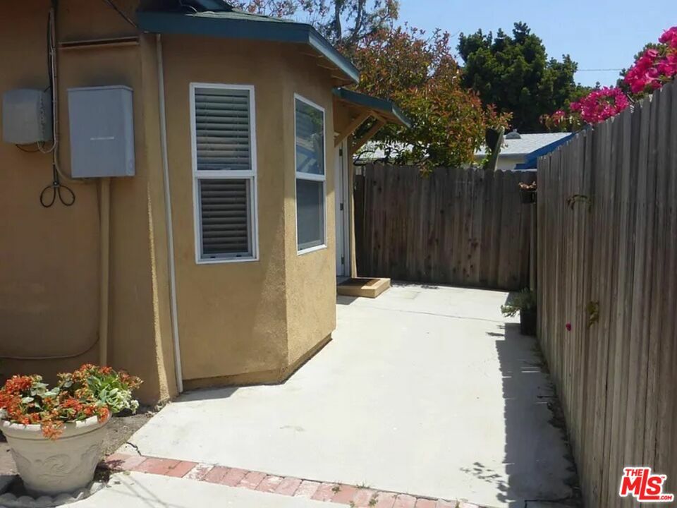 Property Photo:  2229   5th St 1/2  CA 90405 