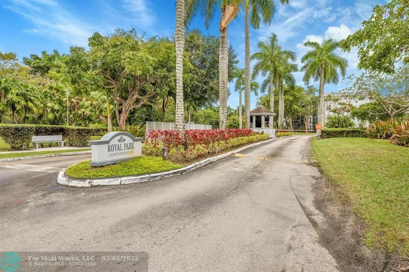 Property Photo:  118 Royal Park Dr 4G  FL 33309 