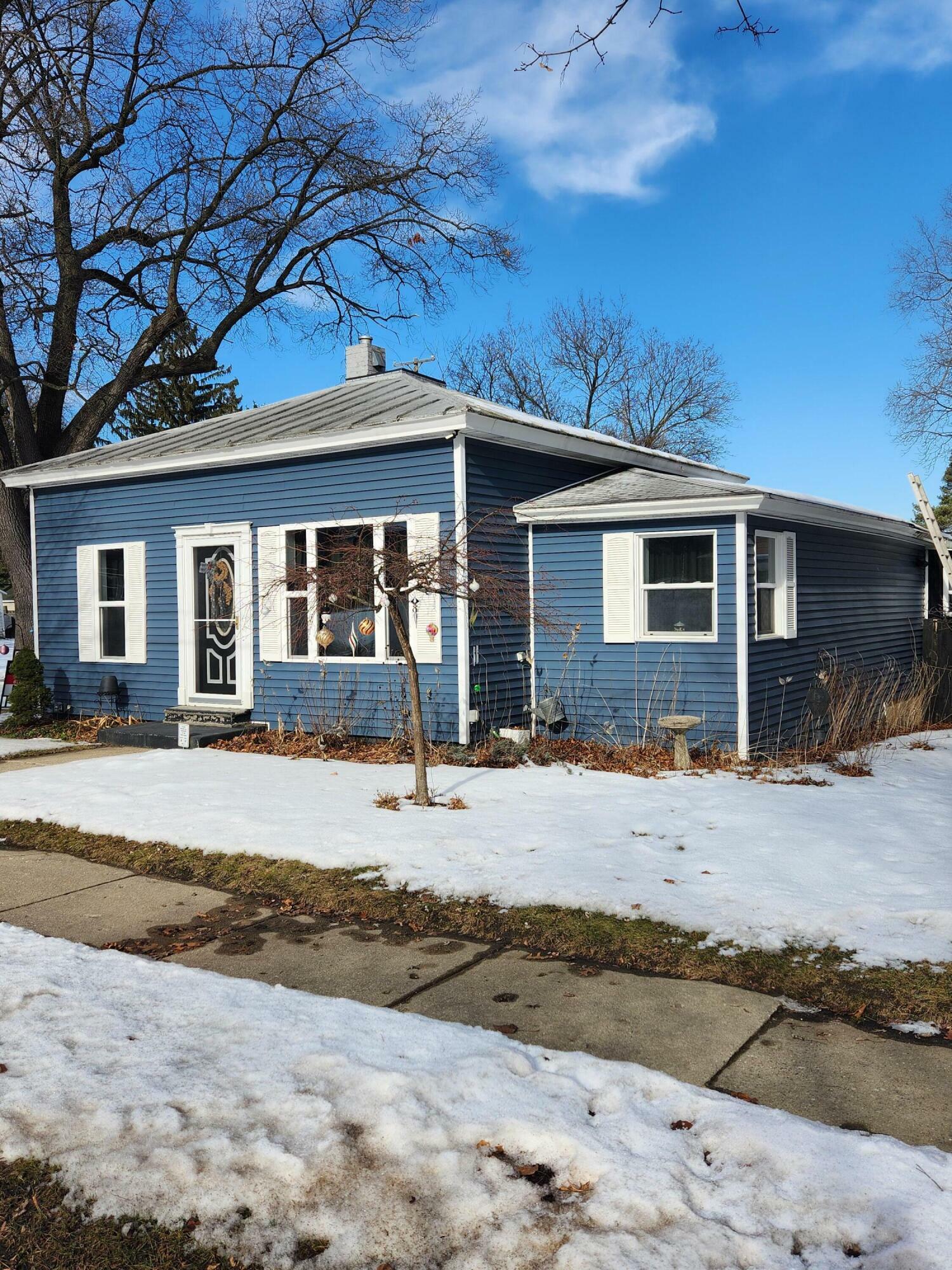 Property Photo:  516 W Grove Street  MI 48838 