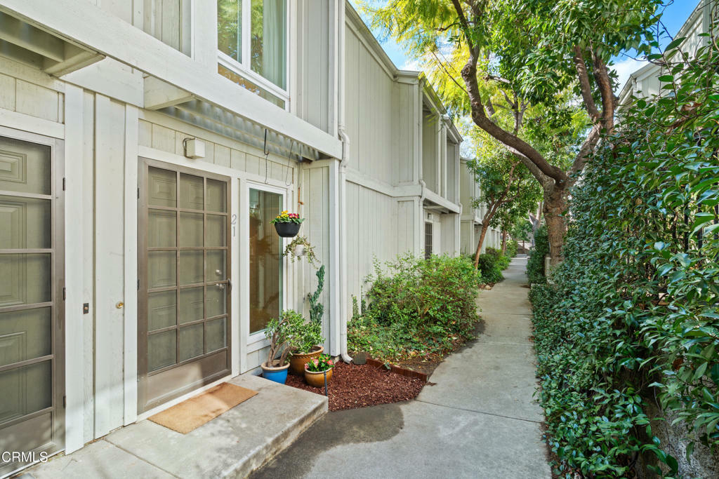 Property Photo:  137 N Oak Knoll Avenue N 21  CA 91101 