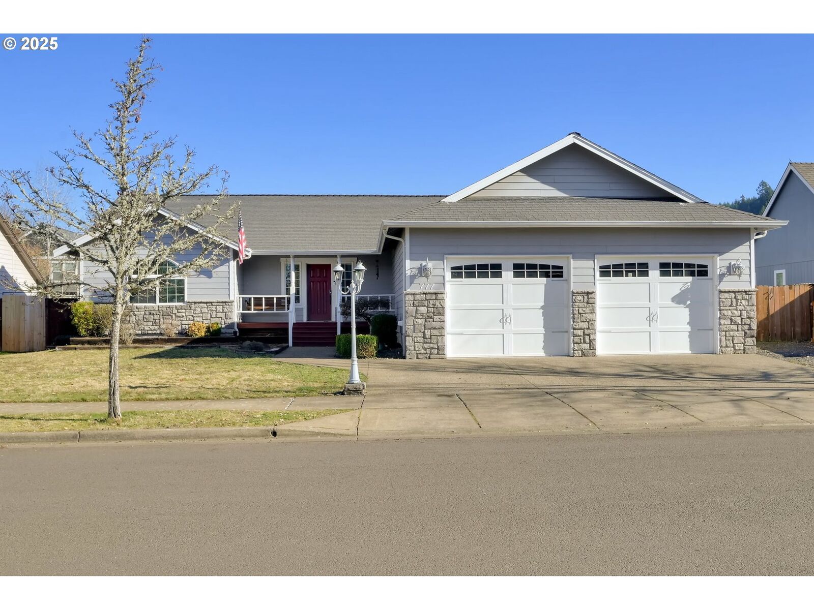 Property Photo: 777 27th Ave OR 97386