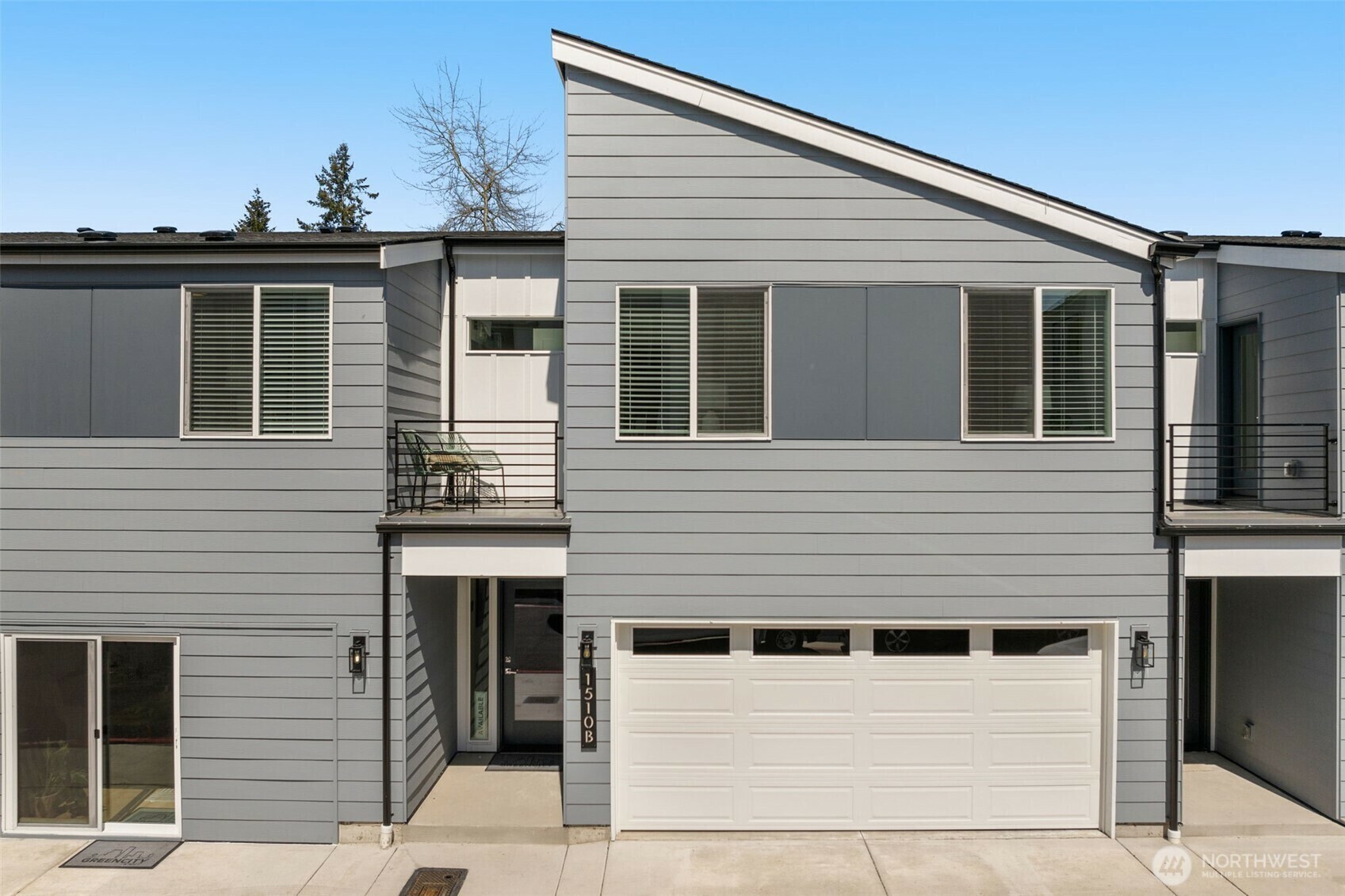 Property Photo: 1510 E Hollow Dale Place WA 98204