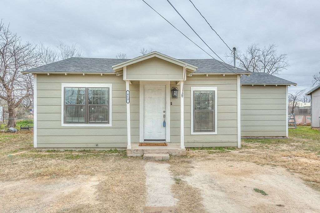 Property Photo:  419 29th St  TX 76903 