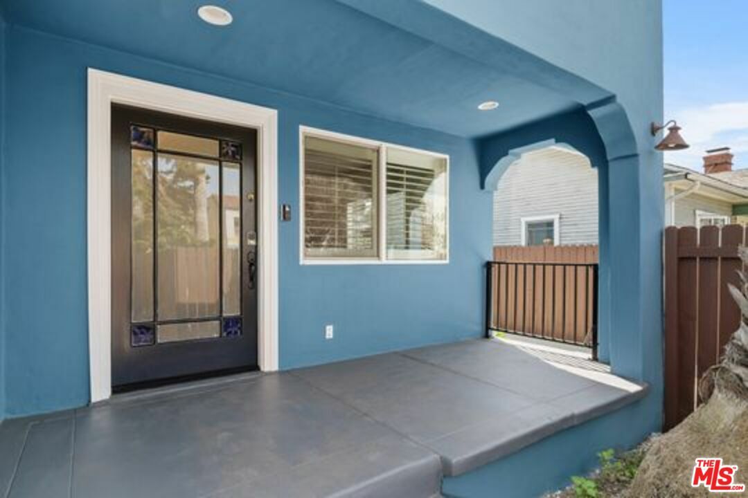 Property Photo:  848  N Ridgewood Pl  CA 90038 