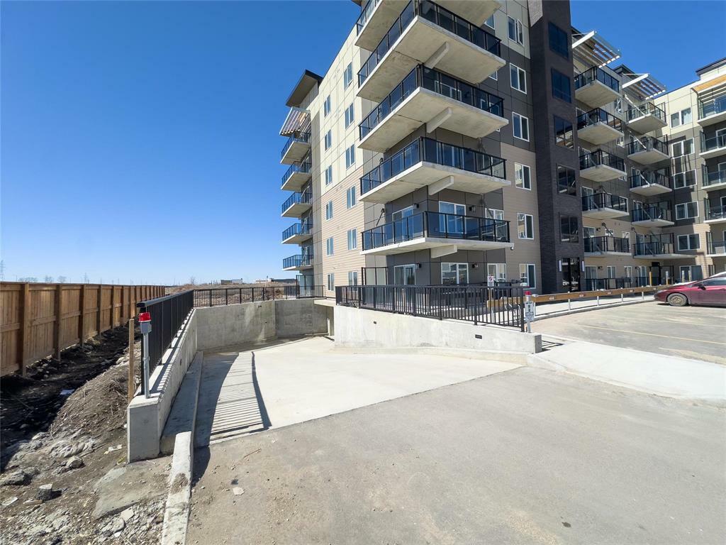 Property Photo: 635 Ballantrae Drive MB R3T 3K4