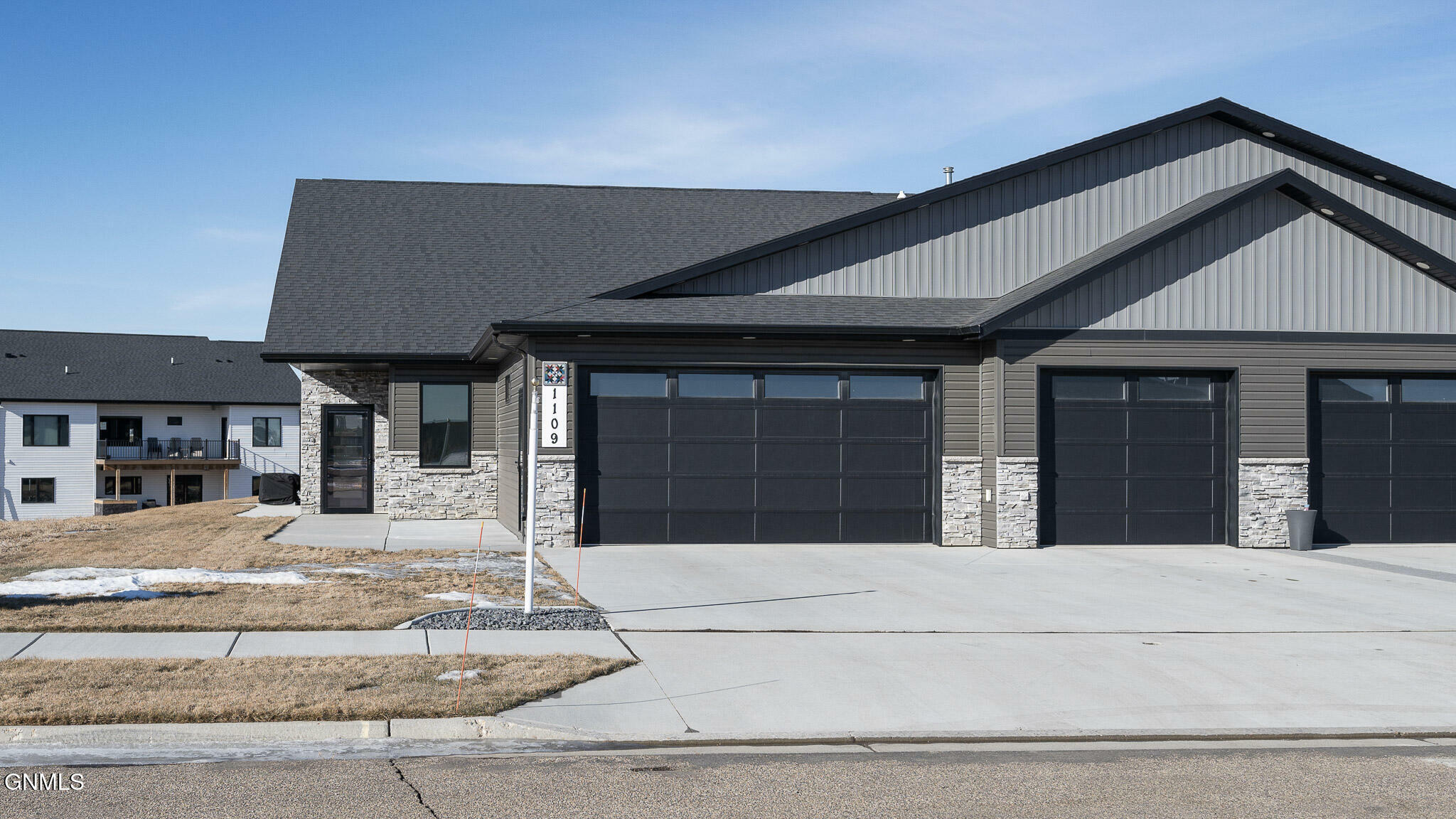 Property Photo:  1109 Chippewa Loop NE  ND 58554 