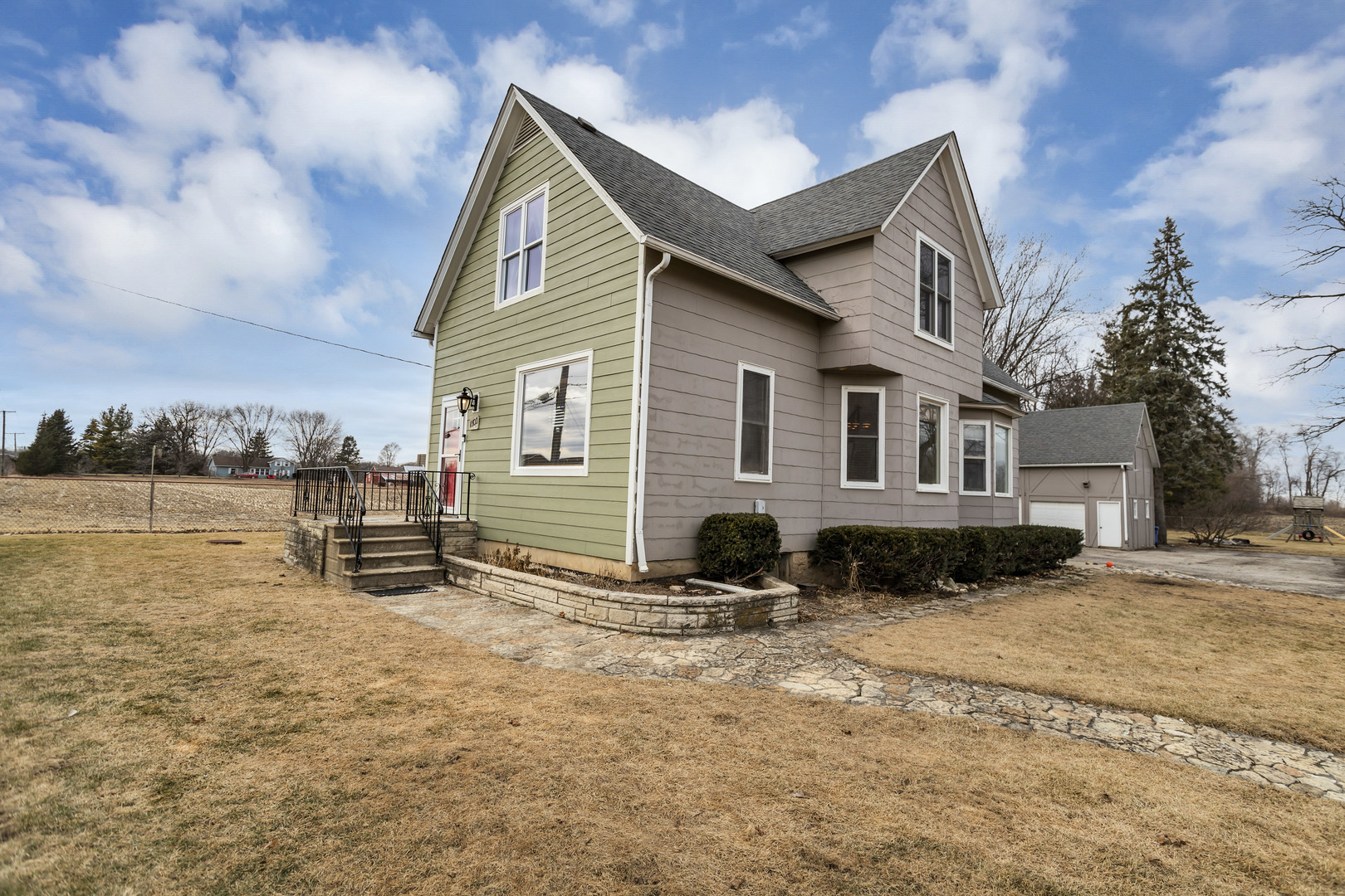 Property Photo:  1500 E Middle Street  IL 60177 