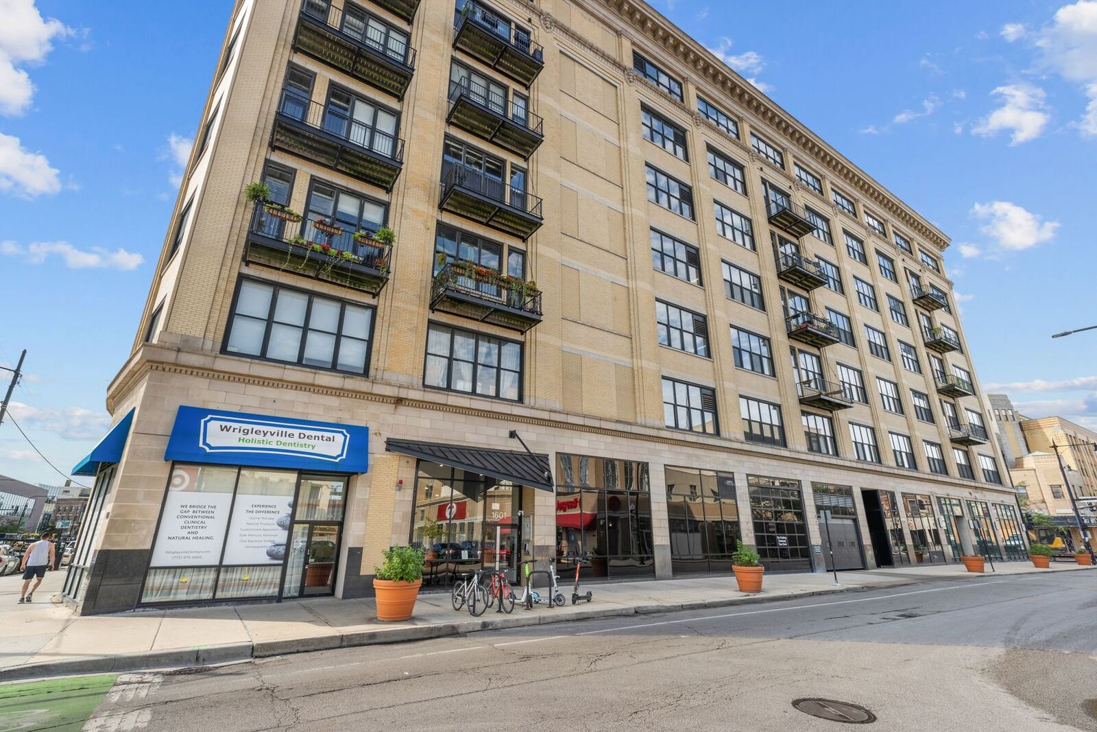 Property Photo: 1601 W School Street 303 IL 60657