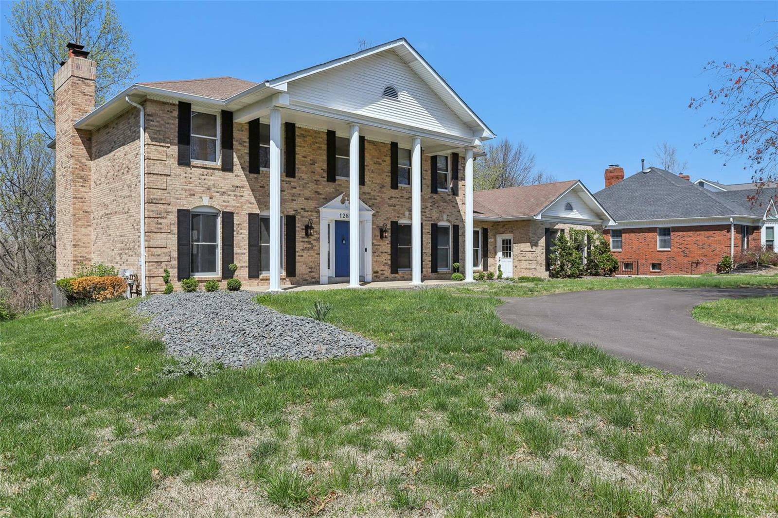 Property Photo: 12817 Pointe Dr MO 63127