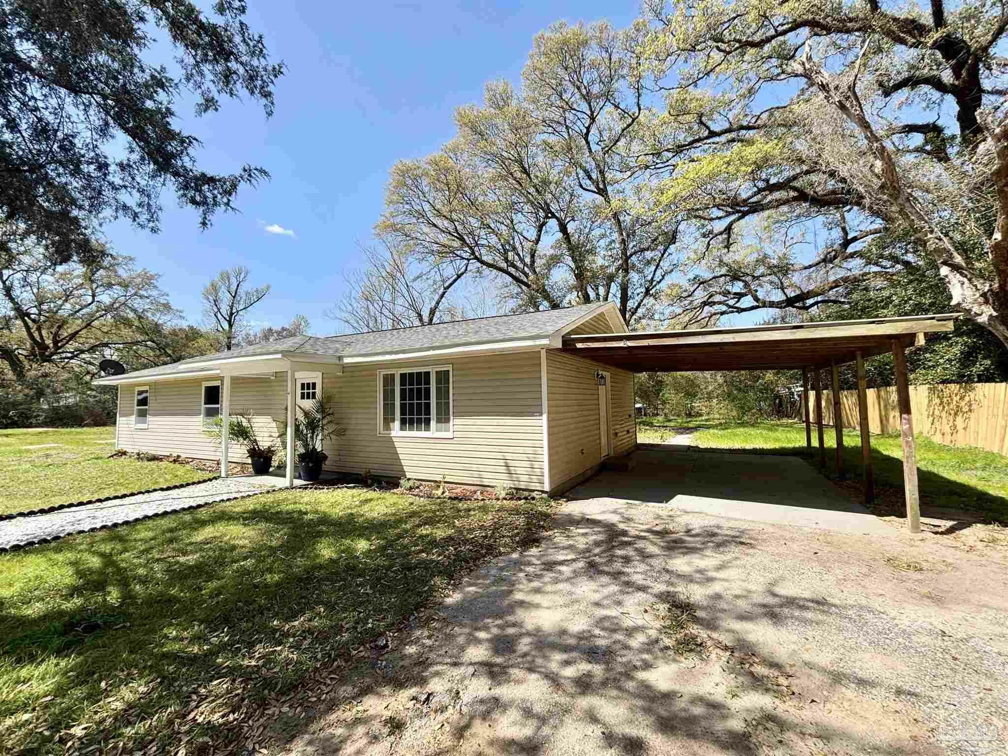 Property Photo: 8401 Sierra Echo Ln FL 32583