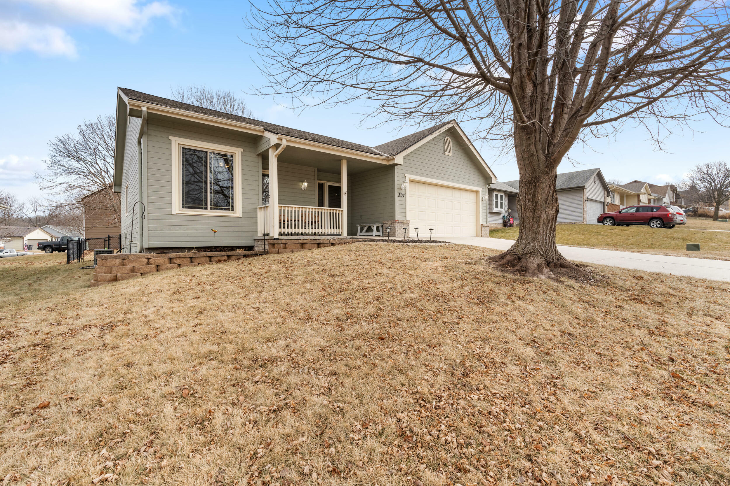 Property Photo:  307 E Ferndale Drive  IA 51503 