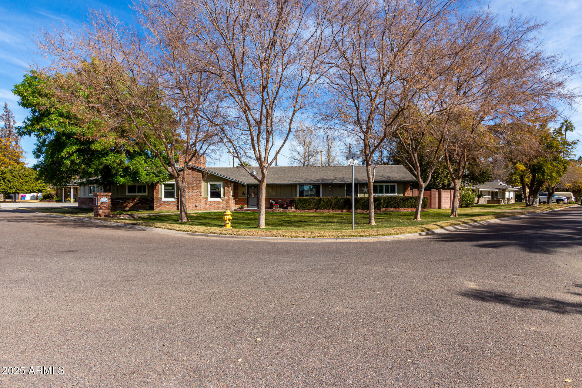 Property Photo:  1542 W Loma Lane  AZ 85021 